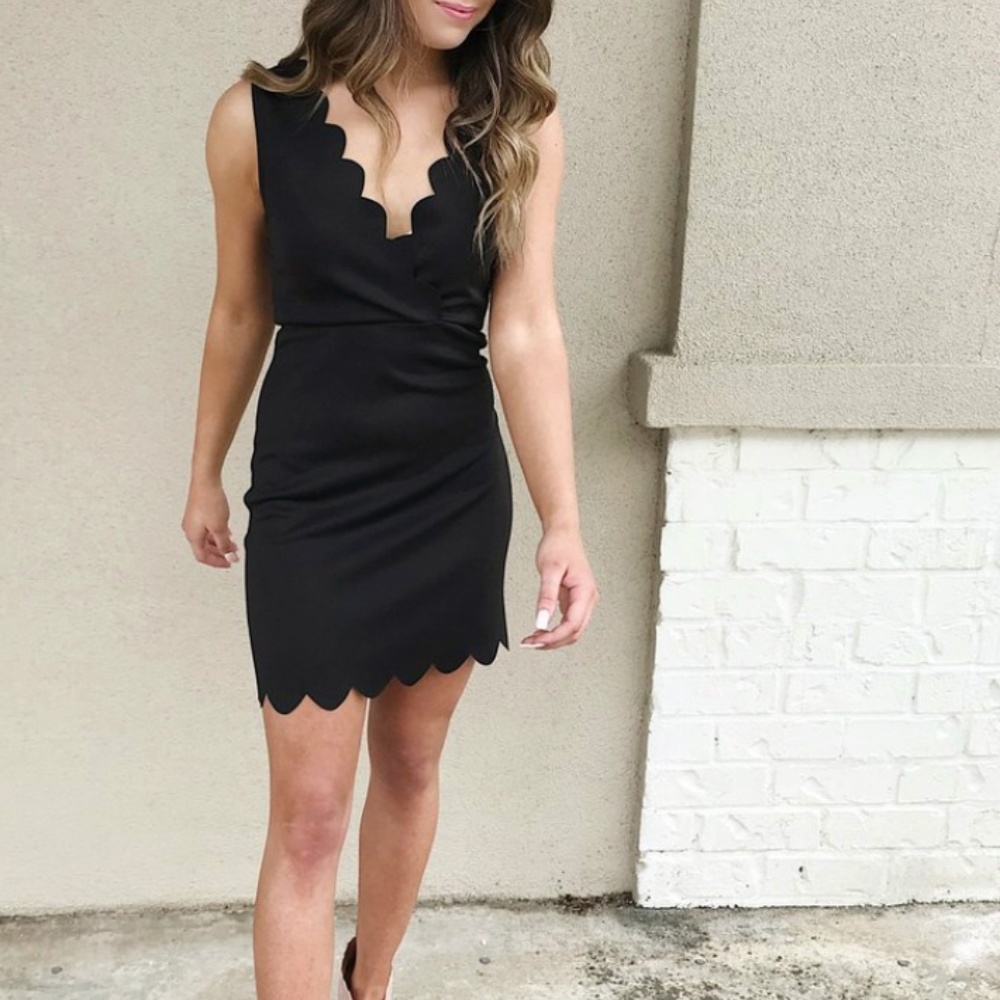 Black Scallopped bodycon Dress]